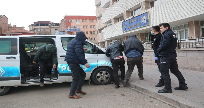 Dernek lokalini kahvehaneye çevirip ’korona’ yasağını deldiler