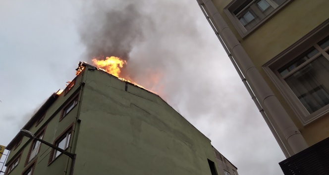 Beyoğlu’nda 5 katlı otelin çatısı alevlere teslim oldu