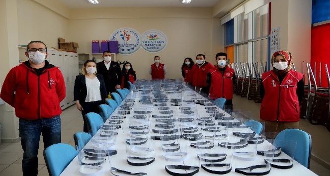 Korona ile mücadeleye gençlerden destek: Günde 500 adet ’siperli maske’