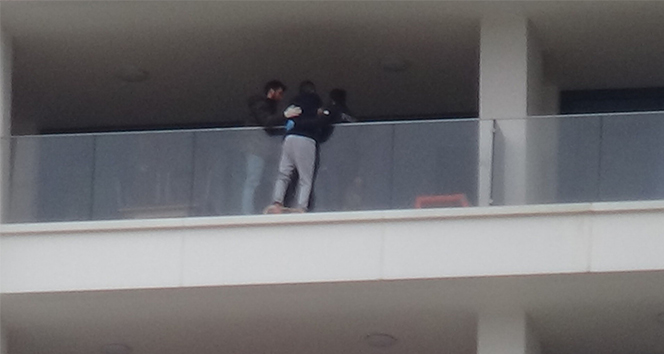 Eşiyle kavga eden şahıs 29. kattaki evin balkonunda intihara kalkıştı