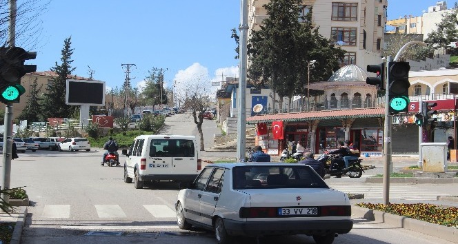 Suriye sınırında trafik ışıklarıyla "eve" git mesajı
