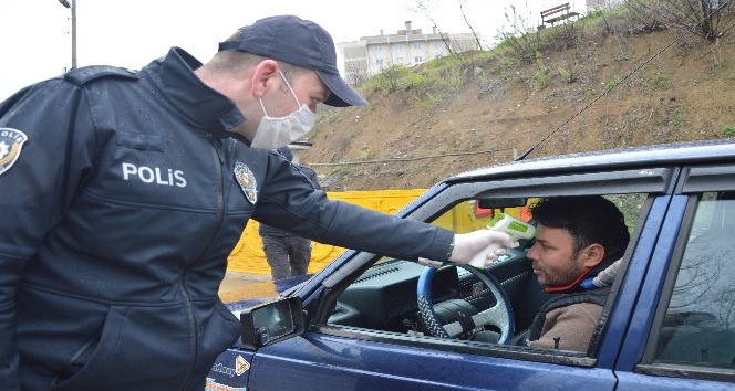Niksar’da sürücü ve yolculara ateş ölçümü.