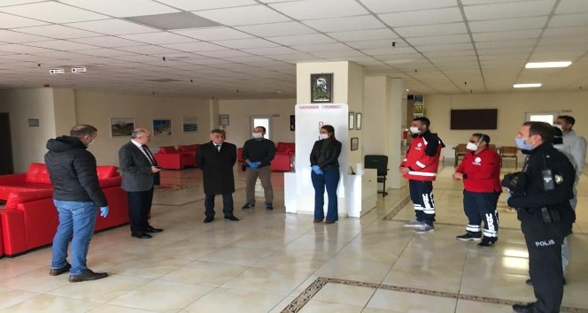 Vali Meral, karantina yurtlarında incelemede bulundu