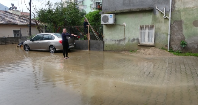 Kozan&#039;da evler sular altında kaldı