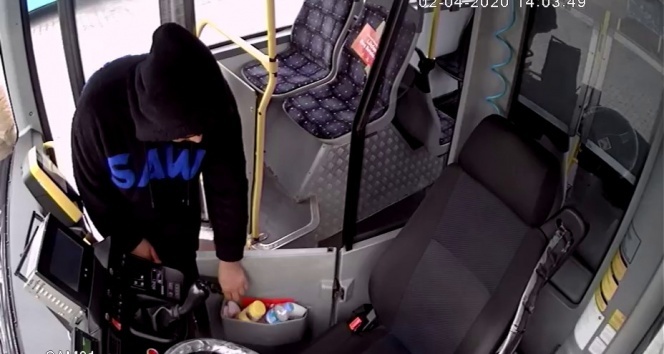 Park halindeki otobüse giren hırsızlık kamerada