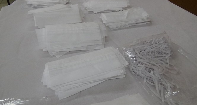 (Özel) Tuzla’da halk eğitim merkezi görevlilerinde gönüllü maske üretimi