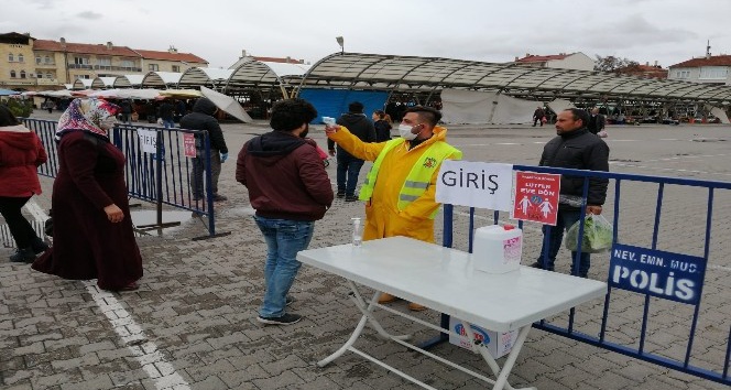 Avanos’ta pazaryerine girişlerde ateş ölçümü yapılıyor