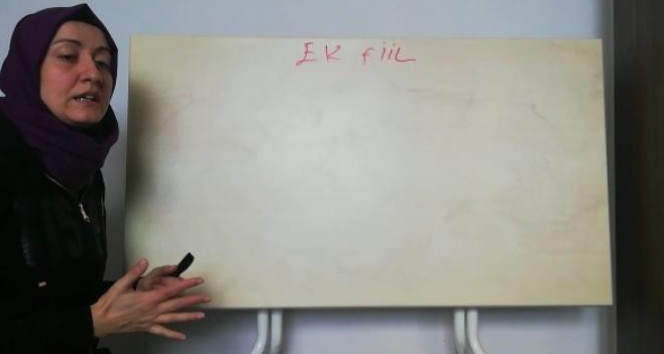 En fedakar öğretmen: Yemek masasını tahtaya çevirip ders anlattı