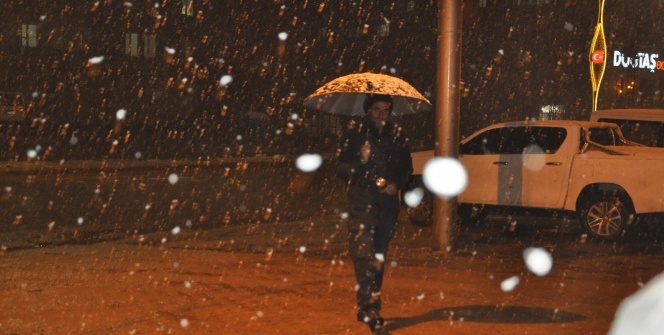 Nisan ayında lapa lapa kar yağışı!