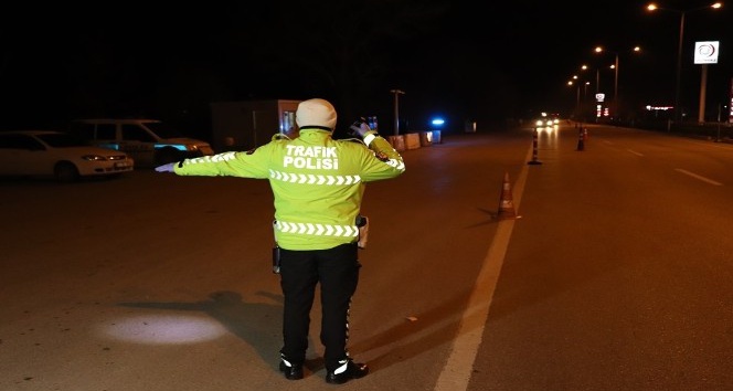 Karaman polisi, Mersin ve Konya’ya giden sürücüleri yasak konusunda uyardı