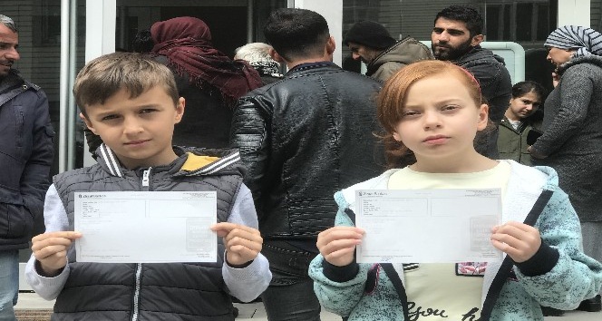 İkiz kardeşler, tablet almak için topladıkları paraları ’Biz Bize Yeteriz’ kampanyasına bağışladı
