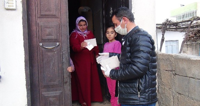 Kızıltepe’de sosyal yardım paraları evlerde teslim ediliyor