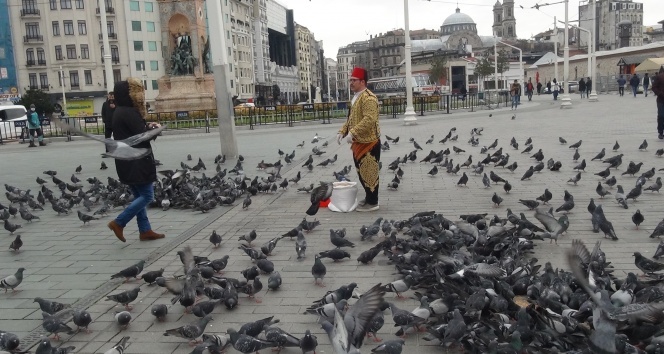 Taksim’de aç kalan güvercinleri beslediler
