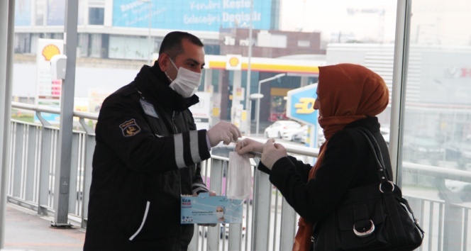 İstanbul’da toplu taşımayı kullananlara maske dağıtılıyor