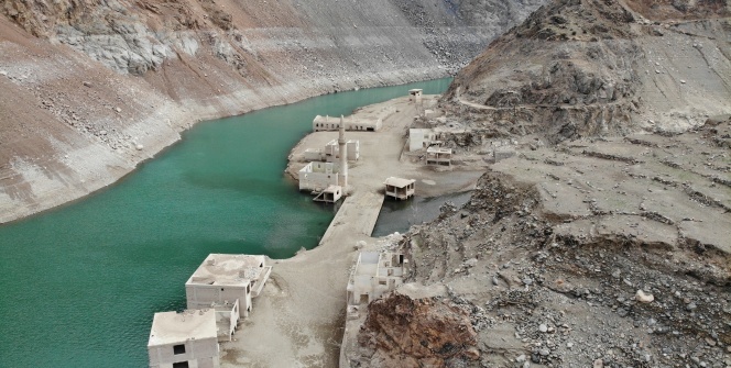 Baraj suları çekilince tarihi köy yeniden ortaya çıktı