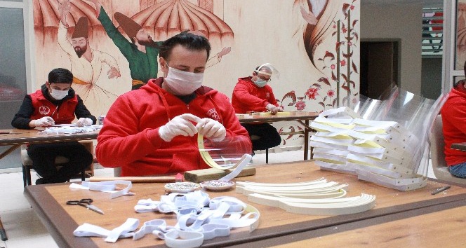 Seri üretim ile 10 günde 10 bin ‘siper maske’ üretmeyi hedefliyorlar