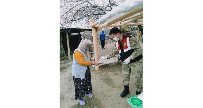 Iğdır’da jandarma, vatandaşın sosyal yardım ödemesini evlerinde teslim etti