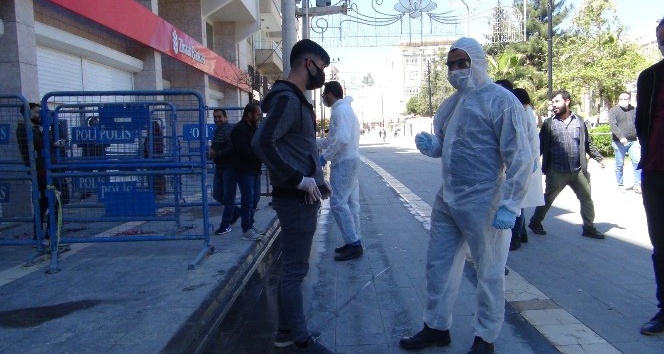 Kızıltepe polisi özel kıyafetle 20 yaş altı denetimi yaptı
