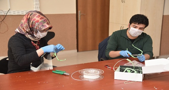 KMÜ’den sağlık çalışanları için yüz koruyucu şeffaf siperlik