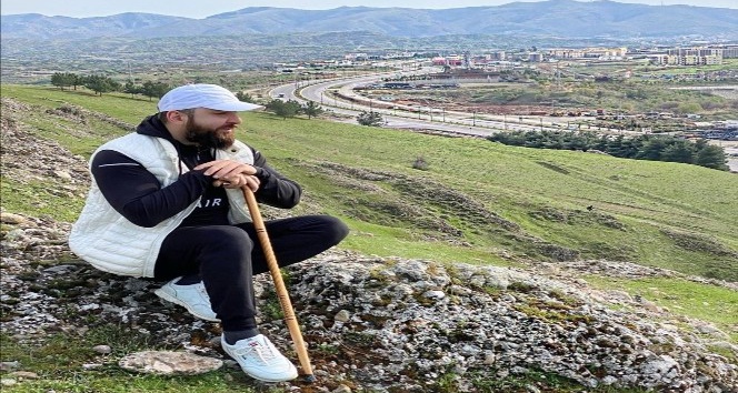 Sokaklar yasaklanınca model Hikmat Kucher doğa yürüyüşüne çıktı