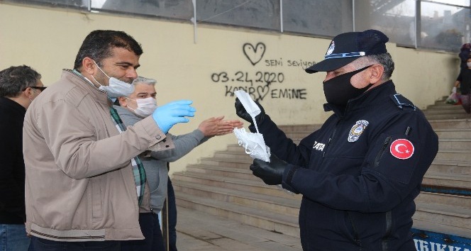 Kırıkkale’de pazarcı esnafına ve vatandaşlara ücretsiz maske dağıtıldı