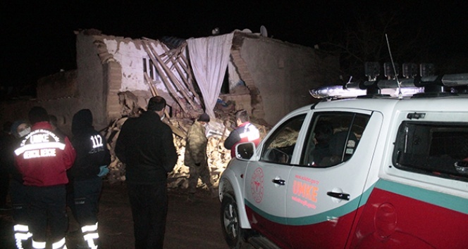 Diyarbakır&#039;da kerpiç ev çöktü: 2 ölü