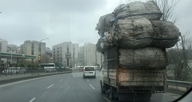Beyoğlu&#039;nda aşırı yüklü kamyon, trafikte tehlike saçtı