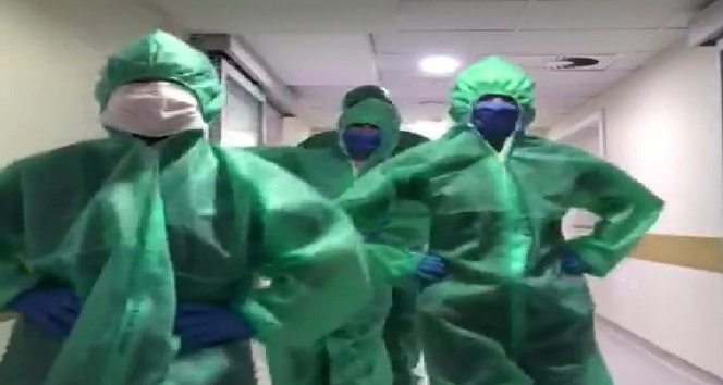 Yoğun bakım çalışanlarından ’penguen dansı’