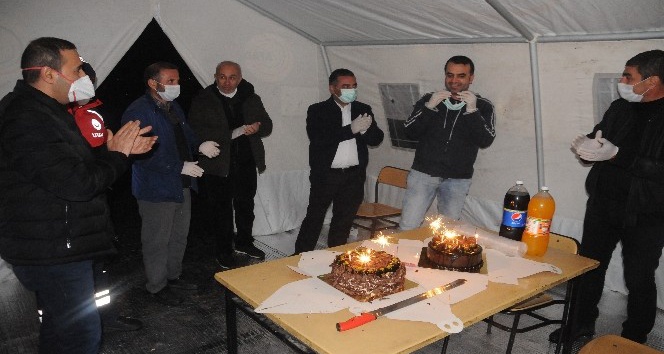 Korona virüs nöbetindeki sağlık çalışanına sürpriz doğum günü kutlaması