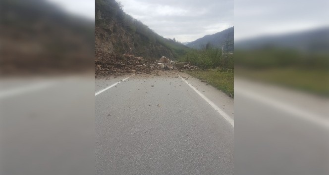 Giresun-Gümüşhane karayolu heyelan sebebiyle ulaşıma kapandı