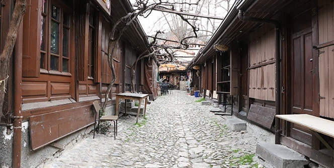 Bir umutla dükkanlarını açıyorlar