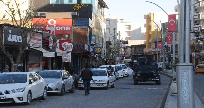 Cizre’de polisler cadde ve sokaklarda ’evde kal’ uyarılarını sürdürüyor