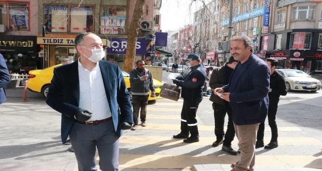 Belediye Başkanı sokakta tek tek maske dağıttı