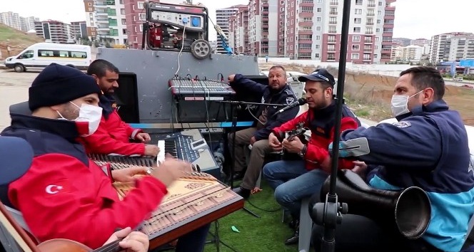 Evden çıkamayanlara seyyar konser