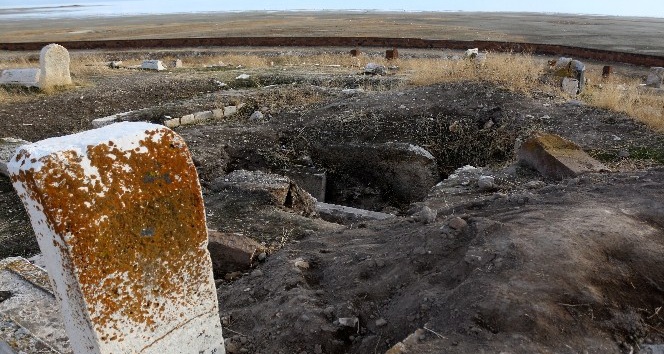 Dünya korona virüsü konuşurken, define avcıları Türk-İslam mezarlığını tahrip etti