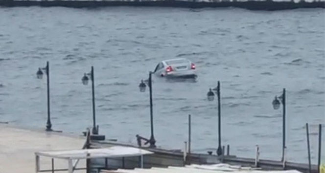 Sinop&#039;ta denize düşen otomobilin sürücüsü kendi imkanlarıyla sudan çıktı