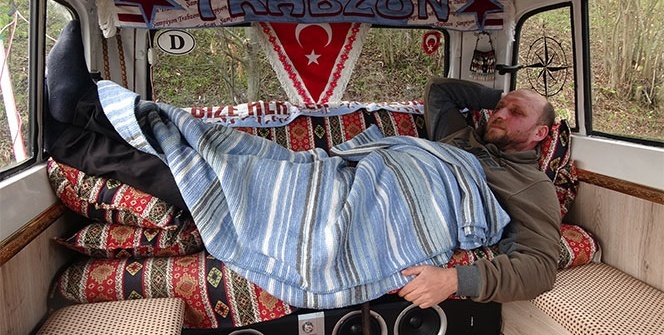 Korana tehdidi nedeniyle evde değil, minibüste kalıyor