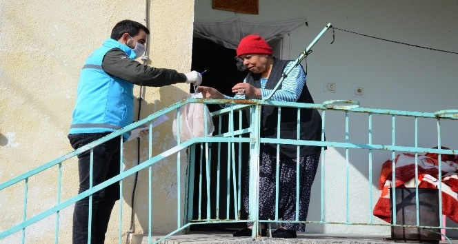 Kırşehir Belediyesi, maske üretip yaşlıların ihtiyaçlarını karşılıyor