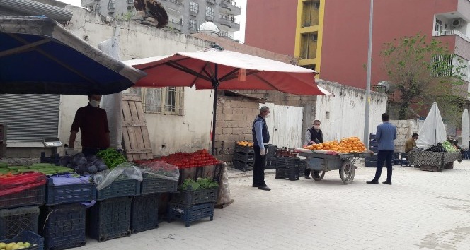 Kızıltepe Belediyesi pazarda vatandaşlara maske ve eldiven dağıttı