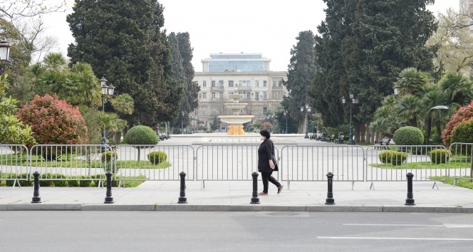 Azerbaycan’da korona virüs nedeniyle sokaklar boşaldı