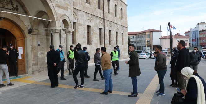 Yardım kuyruğu sandılar, sıraya girdiler! Kuyruk uzadıkça uzadı