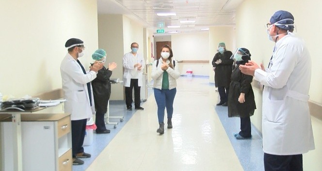 Korona virüs tedavisi tamamlanan hemşire alkışlarla taburcu edildi