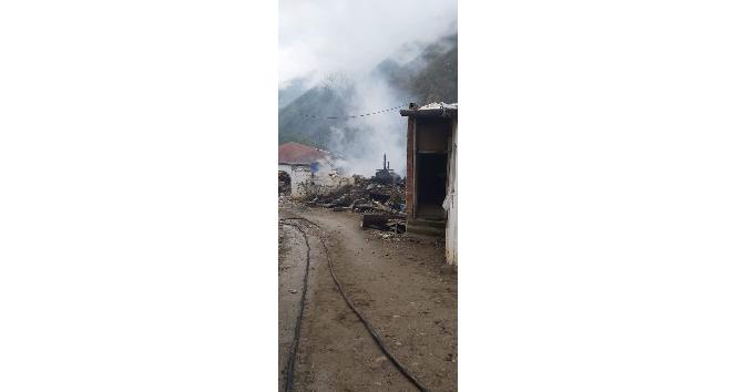 Giresun’da yangında ev kullanılamaz hale geldi