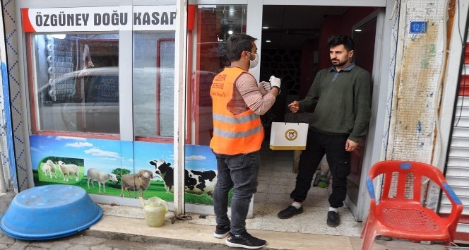 Cizre Belediyesi vatandaşlara ücretsiz maske ve eldiven dağıttı