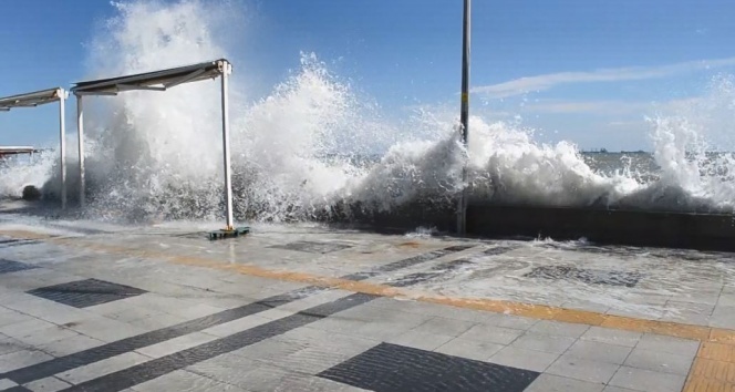 Marmara’da hırçın dalgalar: Dev dalgalar 30 metreye ulaştı