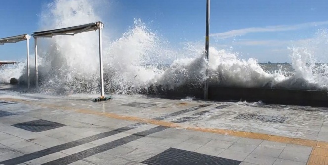 Marmara’da hırçın dalgalar: Dev dalgalar 30 metreye ulaştı