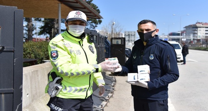 Görev başındaki polis, jandarma ve sağlık çalışanlarına kandil simidi ikram edildi