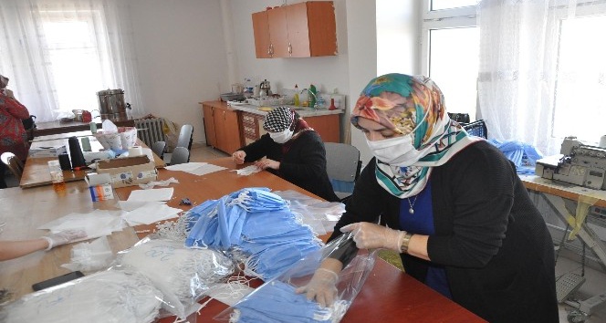 Sorgun’lu gönüllü bayanlar günde 2 bin adet maske üretiyor