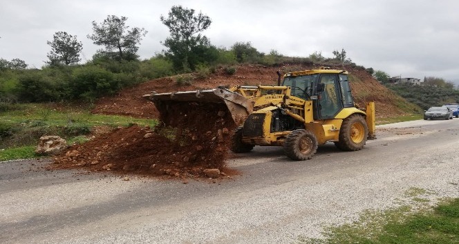 Belde girişini toprakla kapattılar