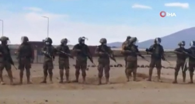 Bolivya ordusu ülkeye dönmek isteyen vatandaşları ile çatıştı